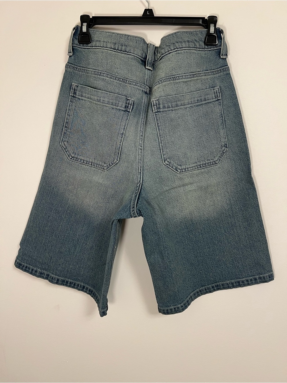 Hollister Men's Light Wash Denim Ultra Baggy Shorts - Picture 3 of 4